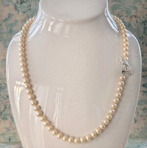 Elegant Pearl Necklace with Silver Clasp